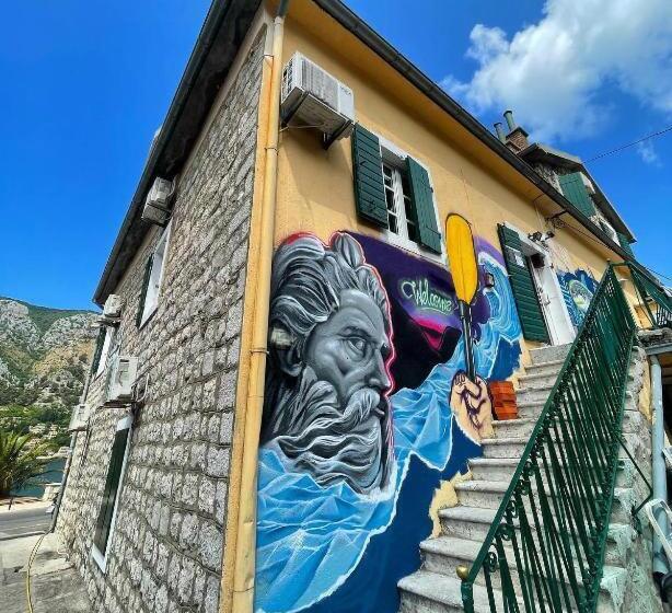 اتاق استاندارد با سرویس بهداشتی مشترک, Montenegro Hostel 4u