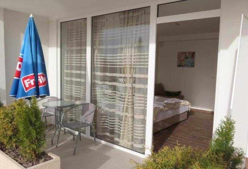 اتاق استاندارد با چشم‌انداز استخر, Villa Angelos