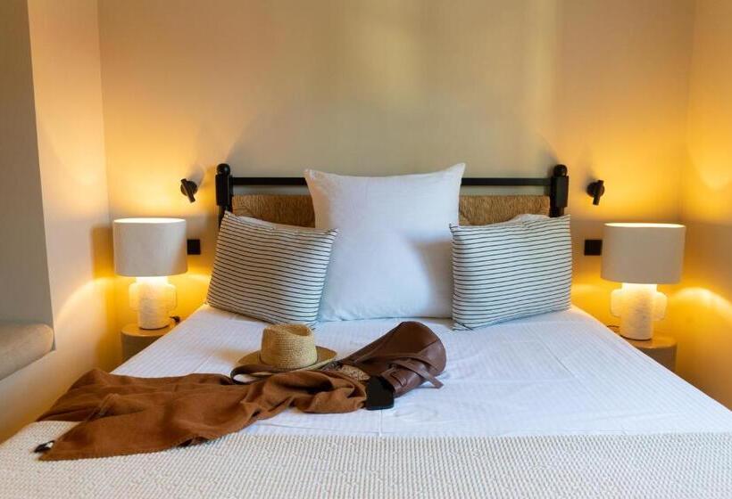 اتاق لوکس, Yayaki Spetses