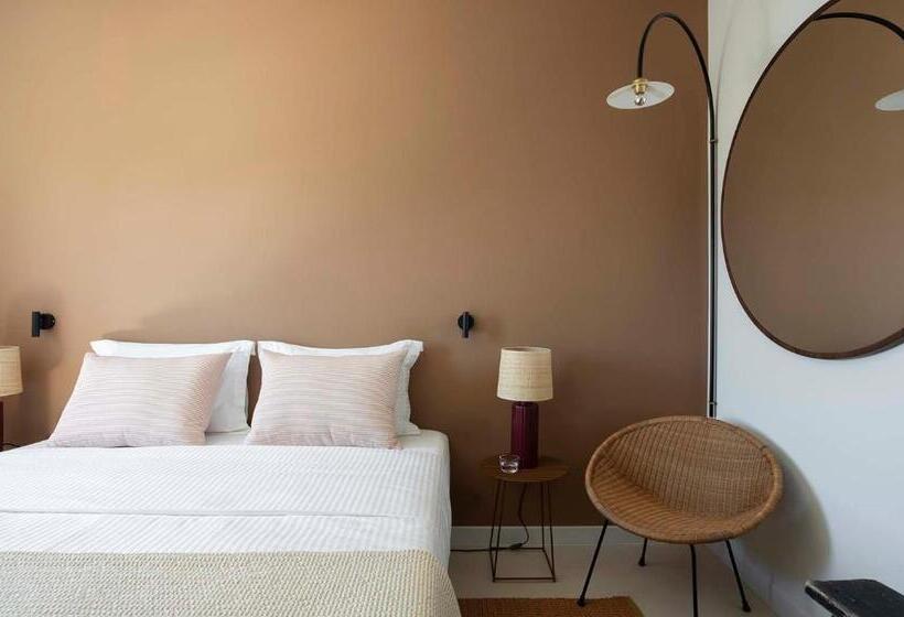 اتاق لوکس, Yayaki Spetses