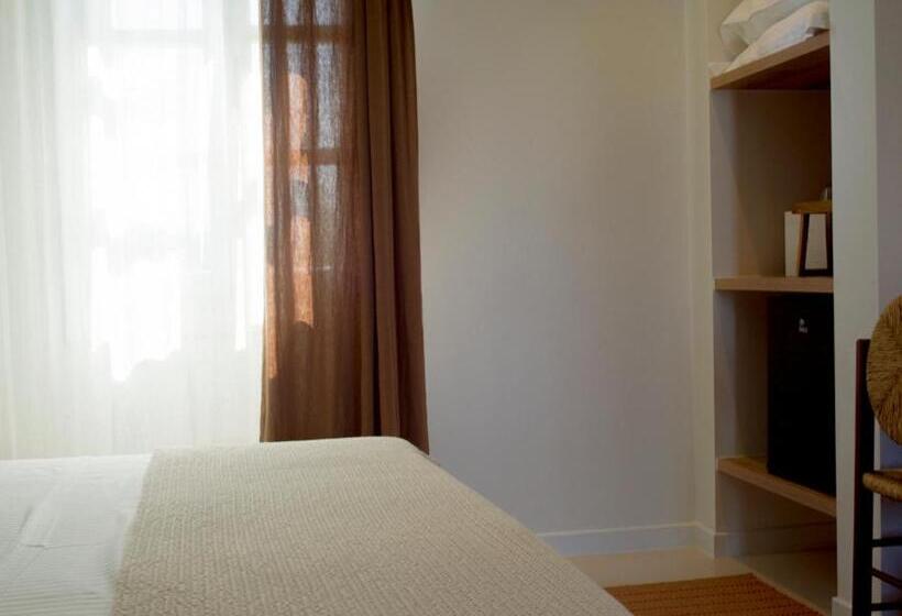 اتاق لوکس خانوادگی, Yayaki Spetses