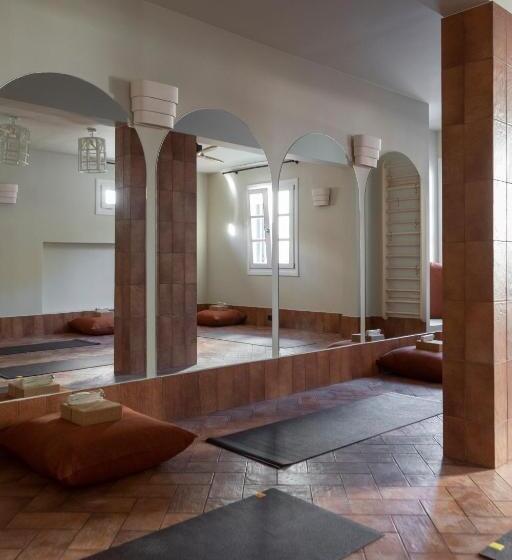 اتاق لوکس خانوادگی, Yayaki Spetses