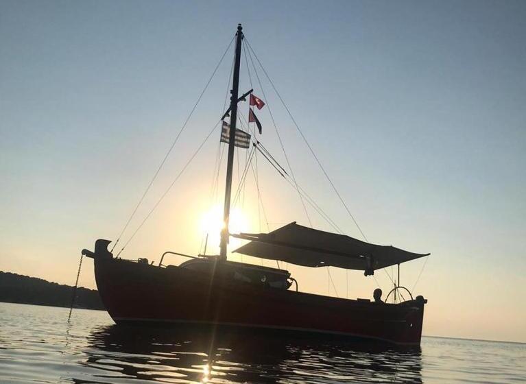 اتاق لوکس خانوادگی, Yayaki Spetses