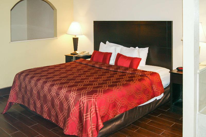 Люкс Кровать Кинг, Econo Lodge Inn & Suites West  Energy Corridor