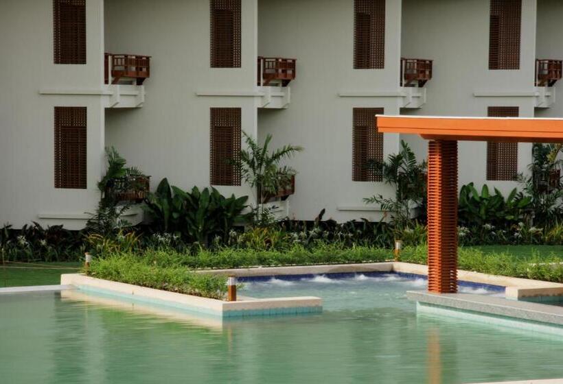 اتاق سوپریور با چشم‌انداز استخر, The Nouveau Chumphon Beach Resort And Golf