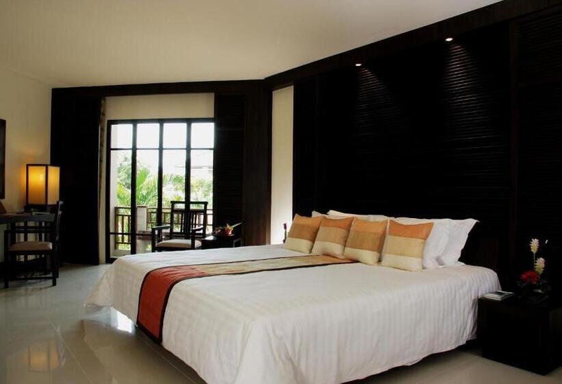 اتاق سوپریور با چشم‌انداز استخر, The Nouveau Chumphon Beach Resort And Golf
