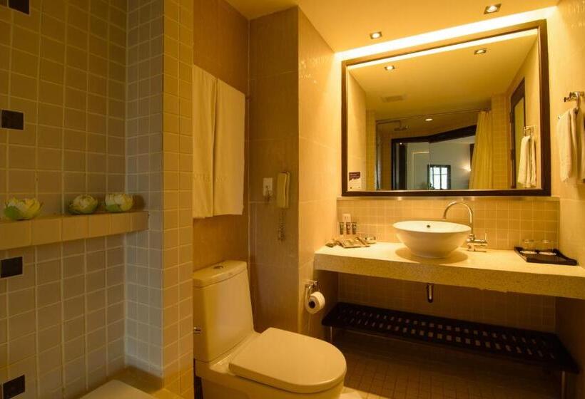 اتاق سوپریور با چشم‌انداز استخر, The Nouveau Chumphon Beach Resort And Golf