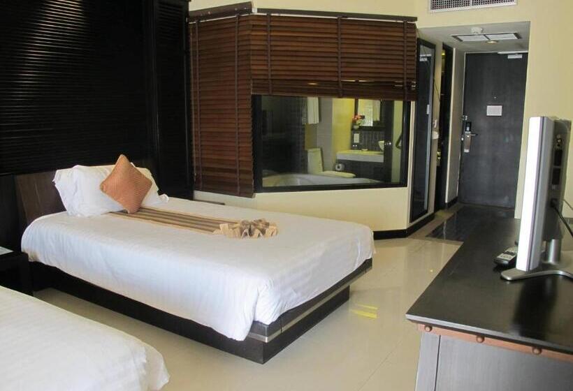 اتاق سوپریور با چشم‌انداز استخر, The Nouveau Chumphon Beach Resort And Golf