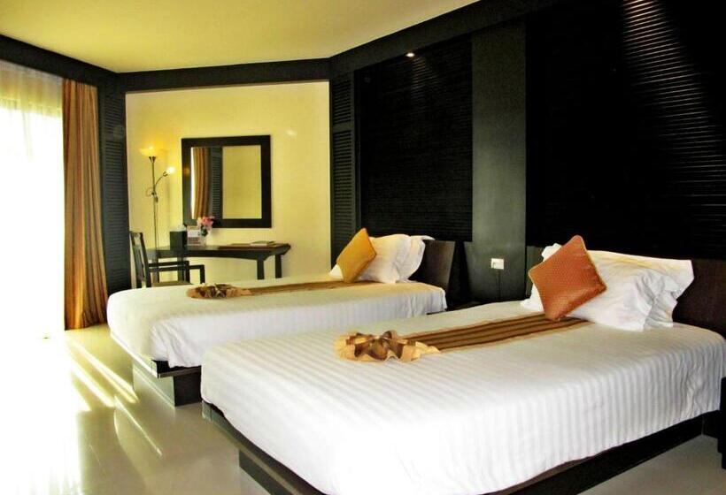 اتاق سوپریور با چشم‌انداز استخر, The Nouveau Chumphon Beach Resort And Golf