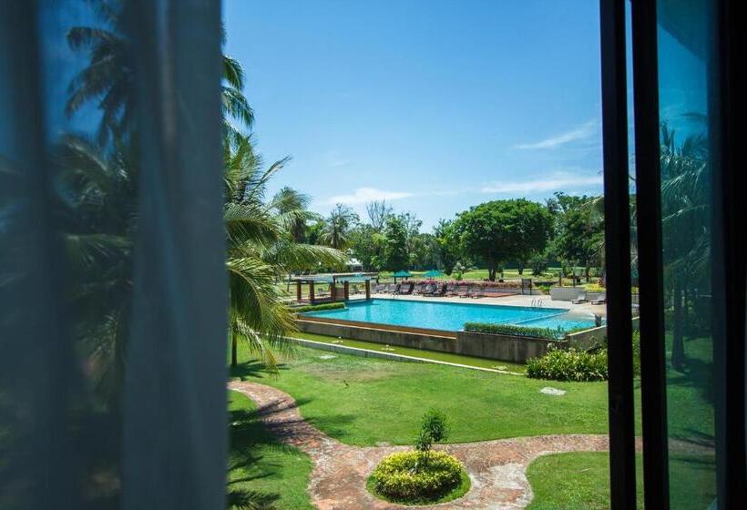 اتاق سوپریور با چشم‌انداز استخر, The Nouveau Chumphon Beach Resort And Golf
