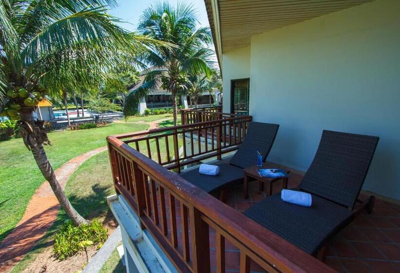 اتاق سوپریور با چشم‌انداز استخر, The Nouveau Chumphon Beach Resort And Golf