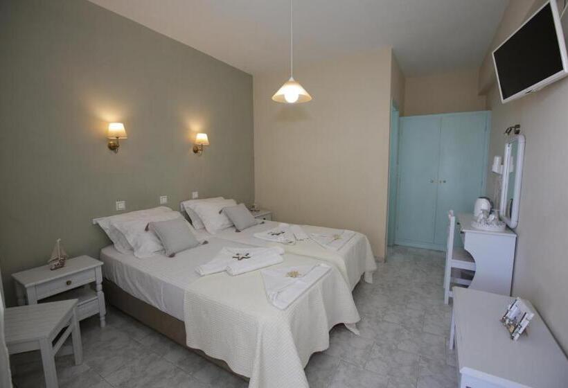 غرفة قياسية إطلالة جانبية علي البحر, Alexandra S Rooms