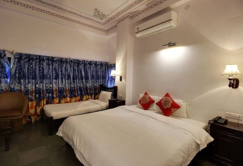 家庭间, Panna Vilas   A Lake Facing Boutique