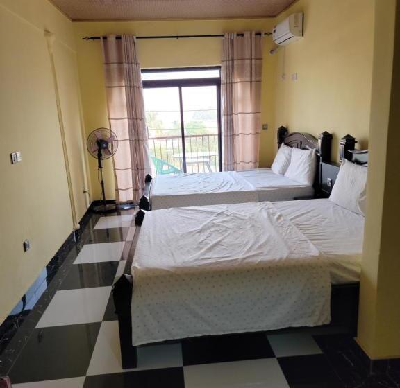 اتاق لوکس با بالکن و چشم‌انداز دریا, Jennabwa Lodge And Restaurant