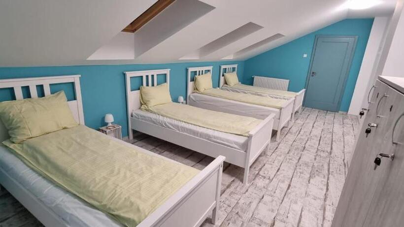 اتاق استاندارد چهارنفره با چشم‌انداز باغ, Hostel Citadella