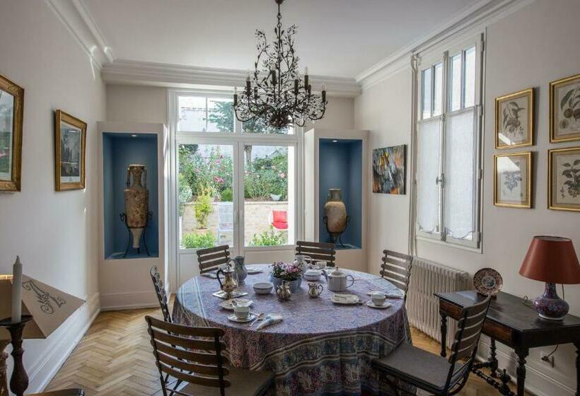 غرفة قياسية, Room In Guest Room   This 10th Century Home Sits In An Extraordinary Setting In The Center Of Orlean
