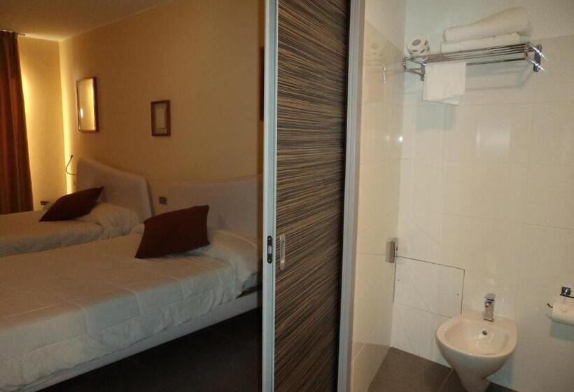 带2个双人床的标准工作室, Ibis Styles Catania Acireale