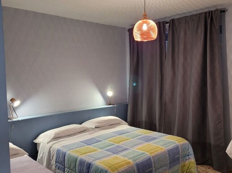 اتاق استاندارد سه نفره, Mare Nostrum Petit Hôtel