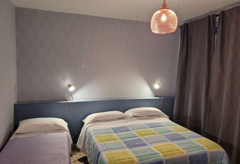 اتاق استاندارد سه نفره, Mare Nostrum Petit Hôtel