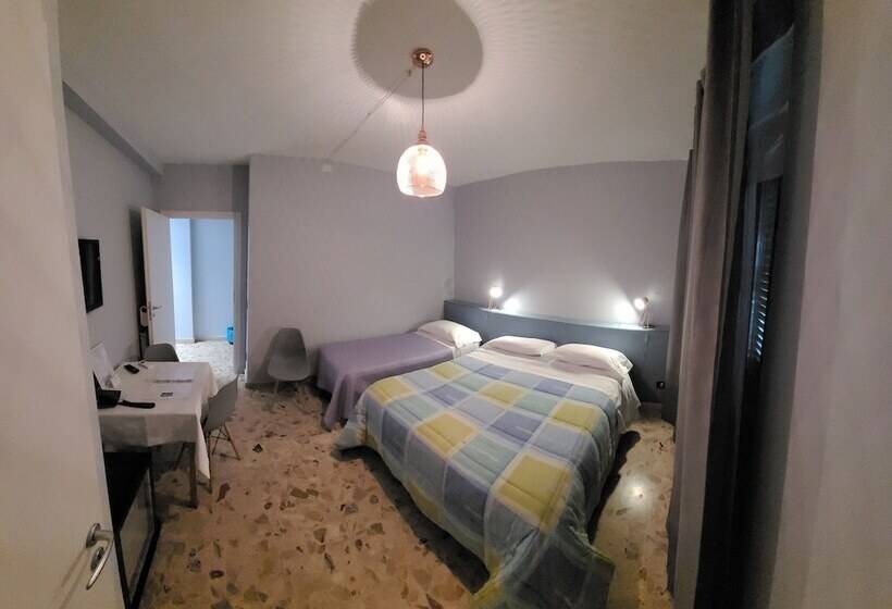 اتاق استاندارد سه نفره, Mare Nostrum Petit Hôtel