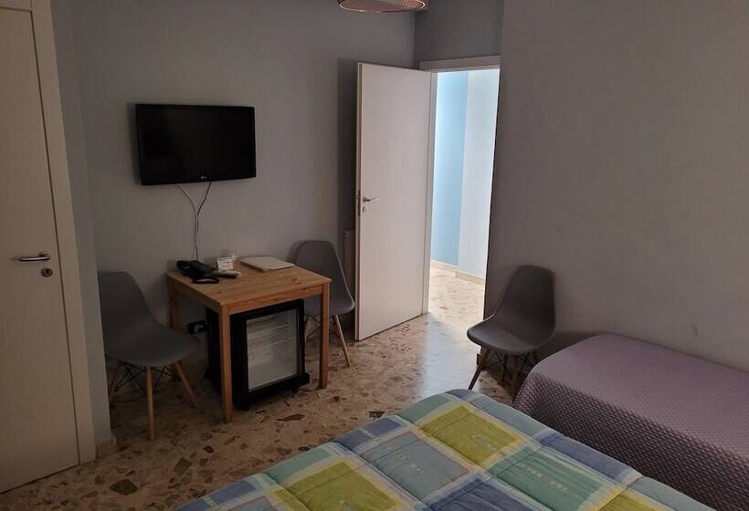 اتاق استاندارد سه نفره, Mare Nostrum Petit Hôtel