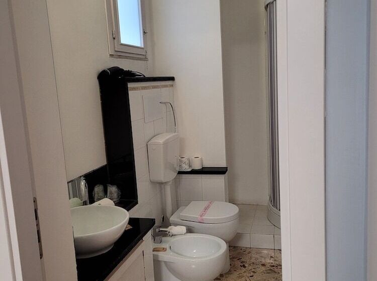 اتاق استاندارد سه نفره, Mare Nostrum Petit Hôtel