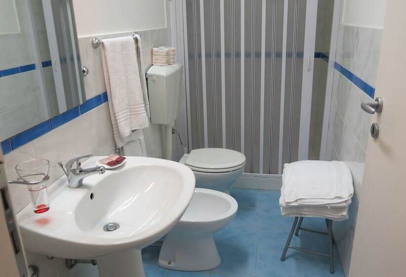 اتاق استاندارد چهار تخته, Mare Nostrum Petit Hôtel