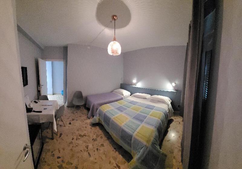 اتاق استاندارد سه نفره, Mare Nostrum Petit Hôtel