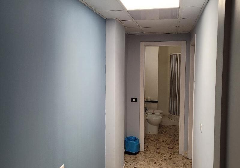 اتاق استاندارد سه نفره, Mare Nostrum Petit Hôtel