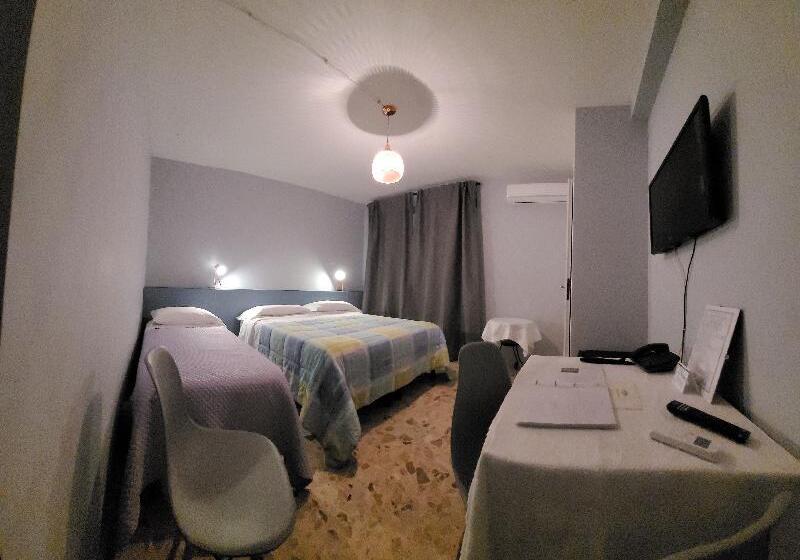 اتاق استاندارد سه نفره, Mare Nostrum Petit Hôtel