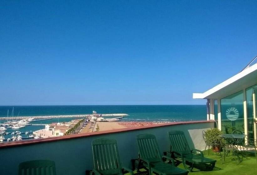 غرفة كلاسيكية ثلاثية, Borgo Marina