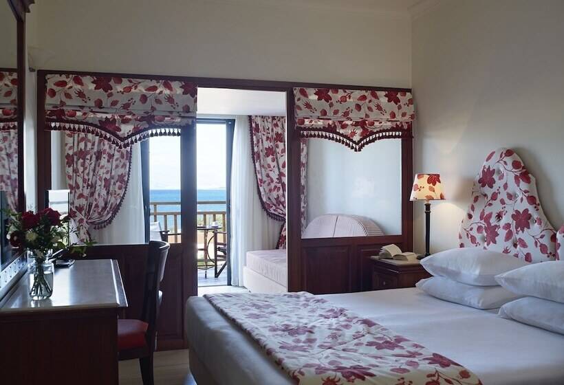 Семейный Номер Вид на Море, Roda Beach Resort & Spa