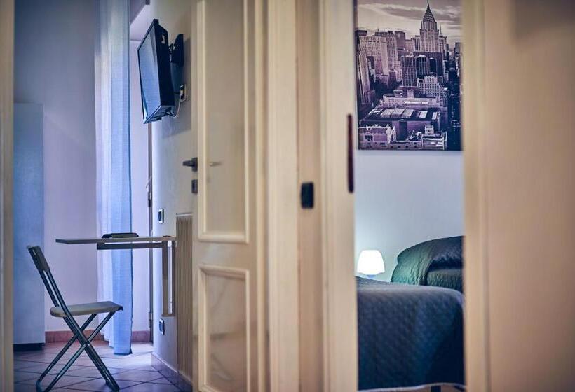 اتاق سه‌نفرۀ استاندارد با سرویس بهداشتی بیرون از اتاق, Travelershome 7metri Guesthouse