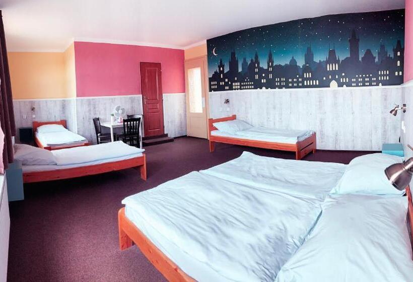 اتاق پنج‌تخته استاندارد, Hostel Downtown