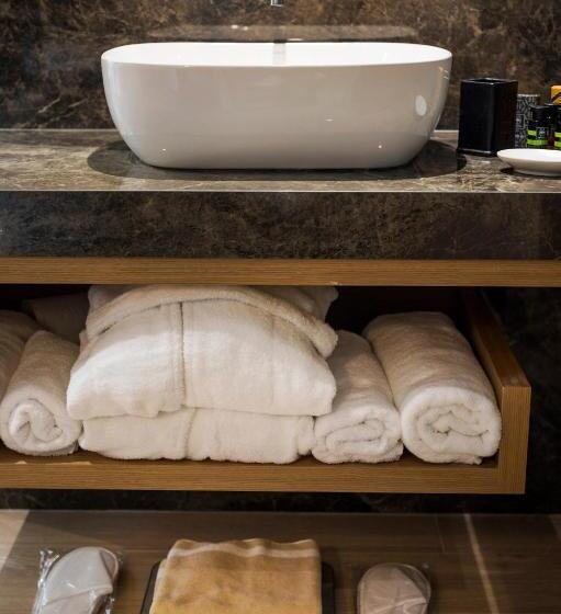اتاق استاندارد سه نفره, Hyperion City Hotel & Spa