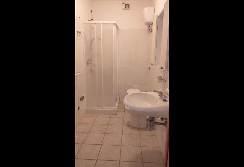 スタンダード４人部屋, Room In Bb   Quadruple Room In Pineto   A Few Meters From The Sea