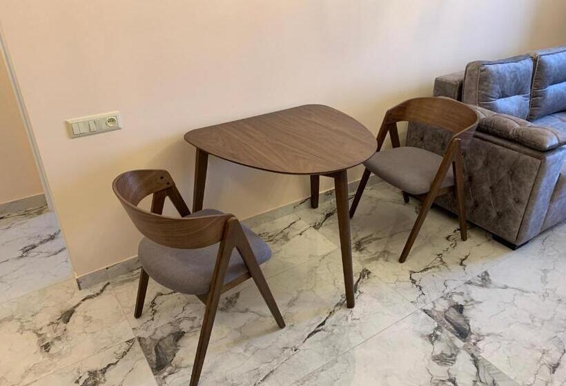 سوئیت با بالکن, City Central Apartment