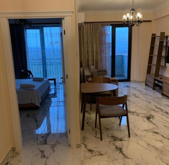 سوئیت با بالکن, City Central Apartment