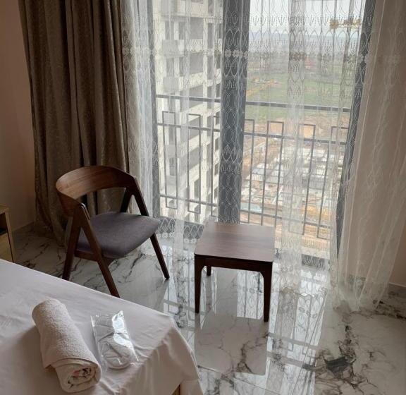 سوئیت با بالکن, City Central Apartment