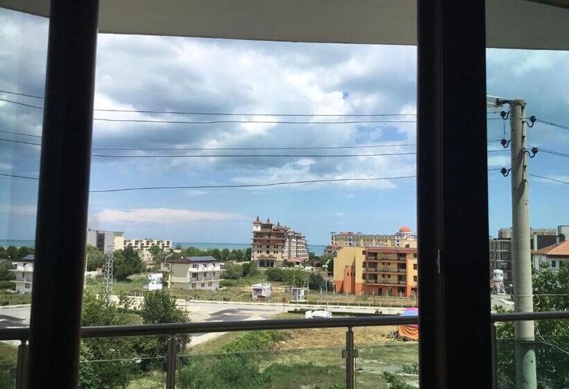 Apartamento 1 Dormitório com Terraço, къща за гости емона,обзор