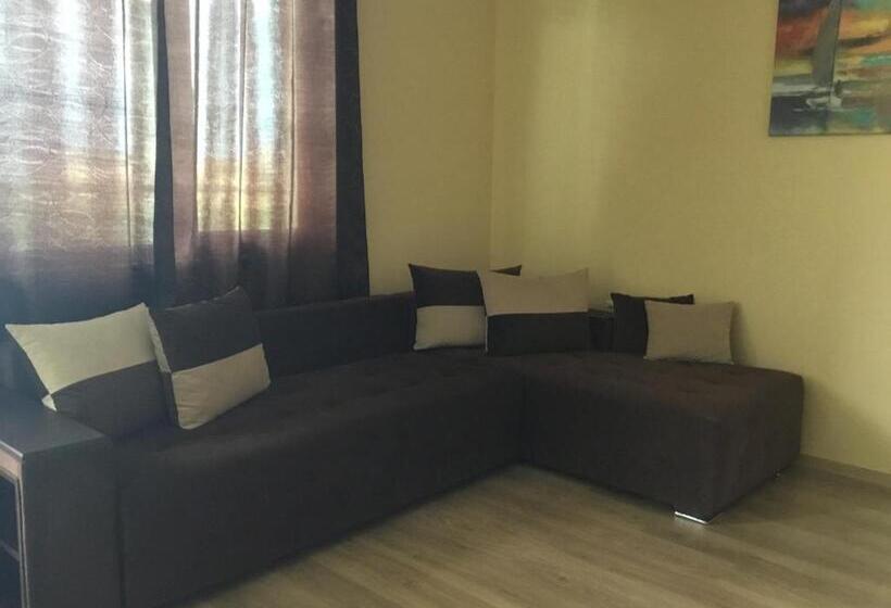 Apartamento 1 Dormitório com Terraço, къща за гости емона,обзор