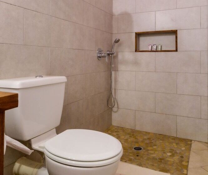 بانگلوی استاندارد, Auberge De La Table