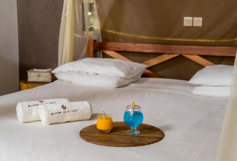 بانگلوی سوپریور, Auberge De La Table
