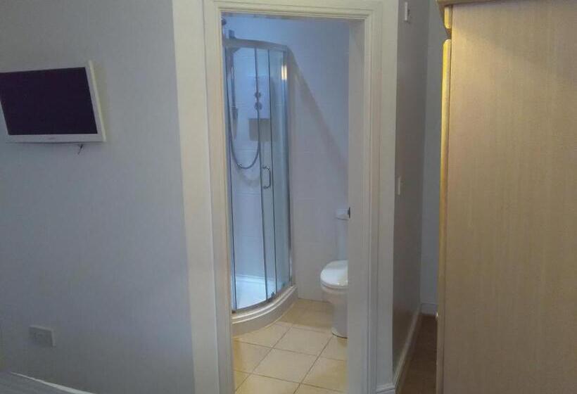 Quarto Triplo Clássico, Clifton Hotel & Bar Newcastle
