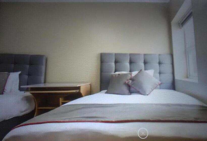 Quarto Quádruplo Estandar, Clifton Hotel & Bar Newcastle