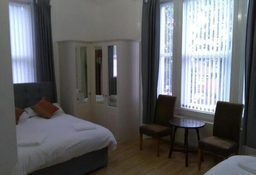 Quarto Quádruplo Estandar, Clifton Hotel & Bar Newcastle