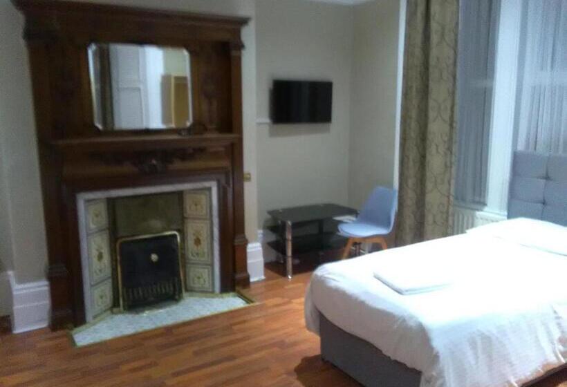 Quarto Familiar, Clifton Hotel & Bar Newcastle