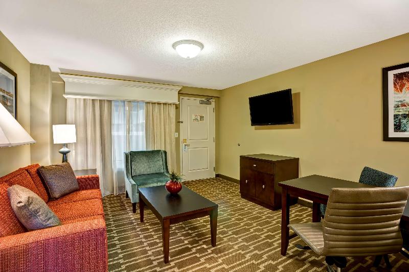 스위트, Embassy Suites By Hilton Fort Myers Estero