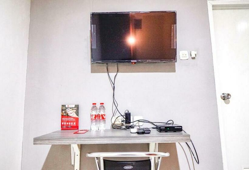 Номер Economy, Reddoorz @ Citraland Surabaya