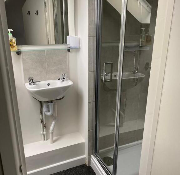 اتاق خانوادگی, The New Wheel Inn